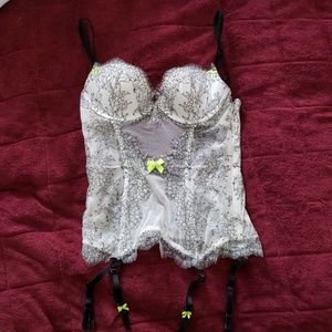 White and black lace bustier w.garters